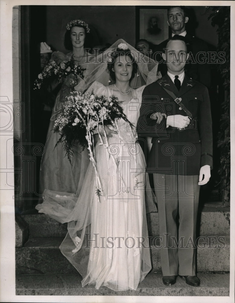 Load image into Gallery viewer, 1939 Press Photo Highland Falls NY Lt Joseph Reynolds and his bride Catherine
