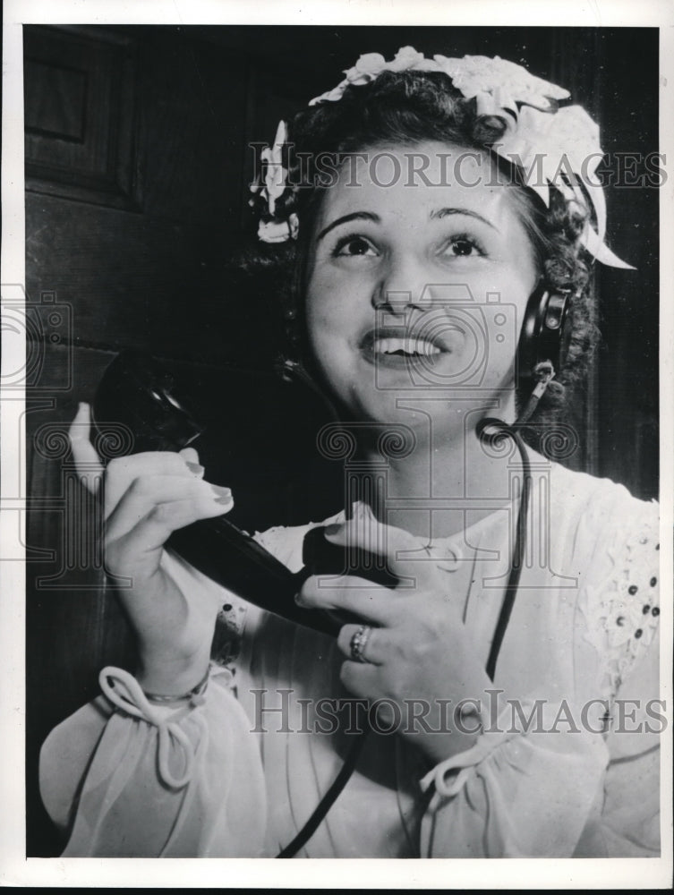 Load image into Gallery viewer, 1943 Press Photo Evalyn Daniel said "I do!" 4000 miles away
