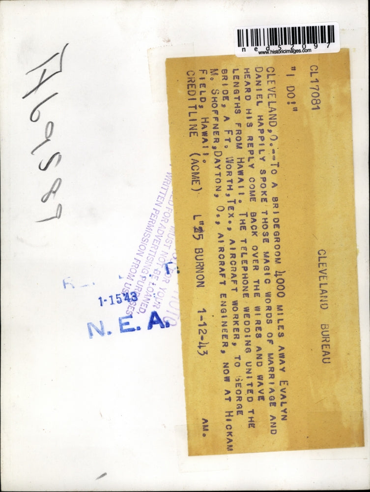 Load image into Gallery viewer, 1943 Press Photo Evalyn Daniel said "I do!" 4000 miles away
