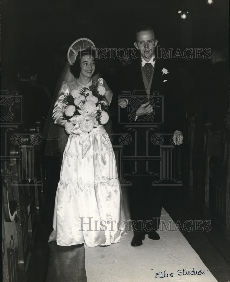 Load image into Gallery viewer, 1941 Press Photo Miss Mary Shipley, Mr and Mrs John Shipley with groom
