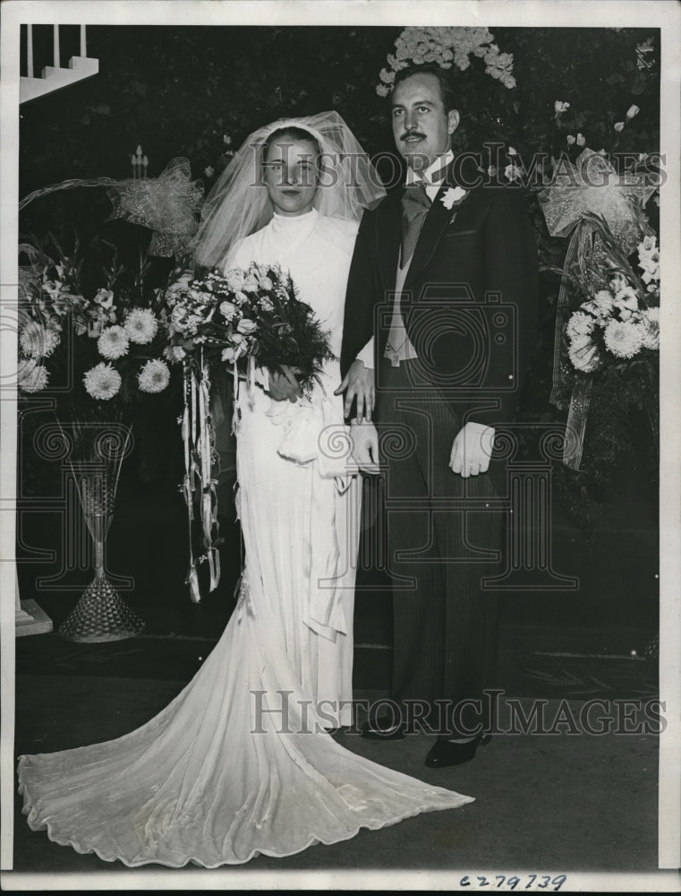 Load image into Gallery viewer, 1934 Press Photo Mr. and Mrs. Phillip Trowridge Atwood on their wedding
