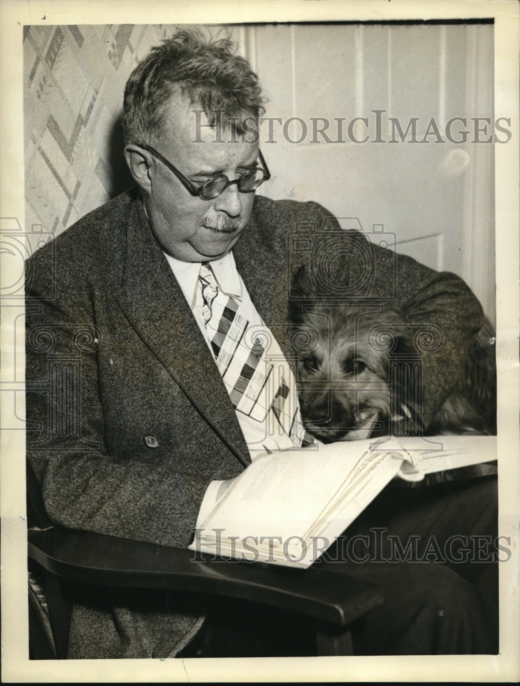 Load image into Gallery viewer, 1938 Press Photo Francis Ormand French holding a dog while reading a book
