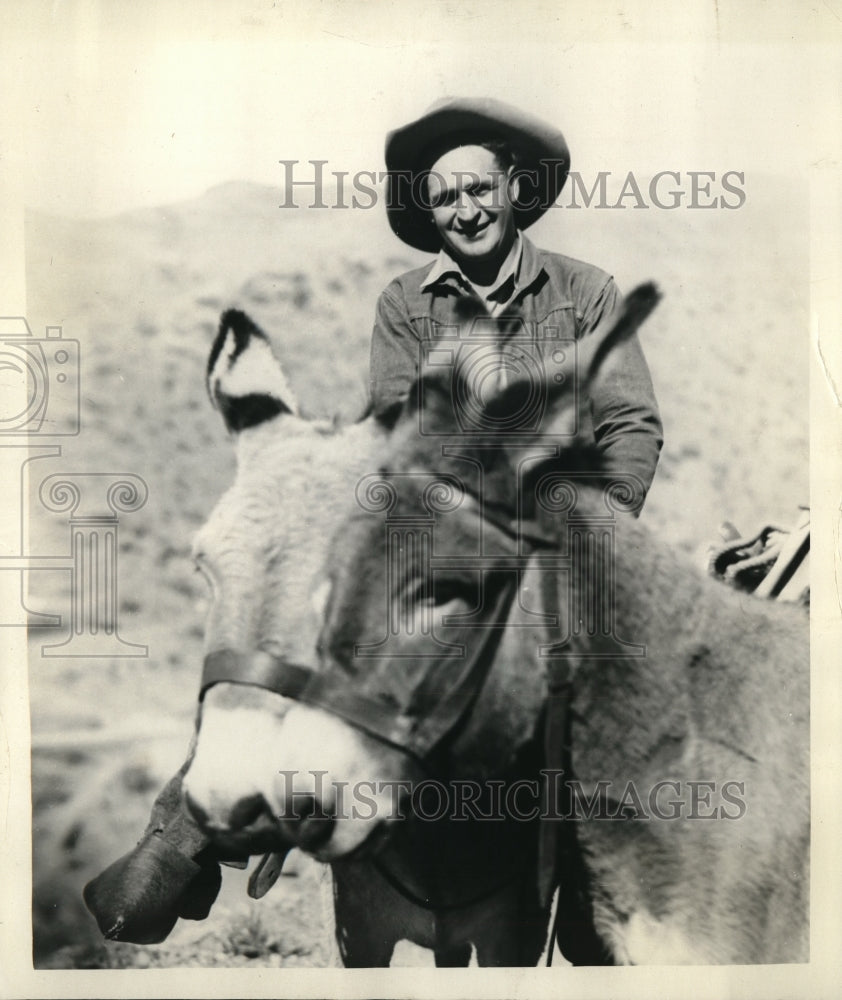 1936 Press Photo B.S. Coluting, mail carrier