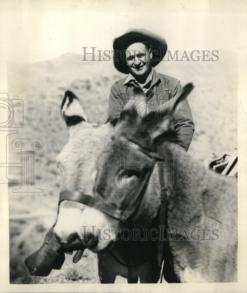 Load image into Gallery viewer, 1936 Press Photo B.S. Coluting, mail carrier
