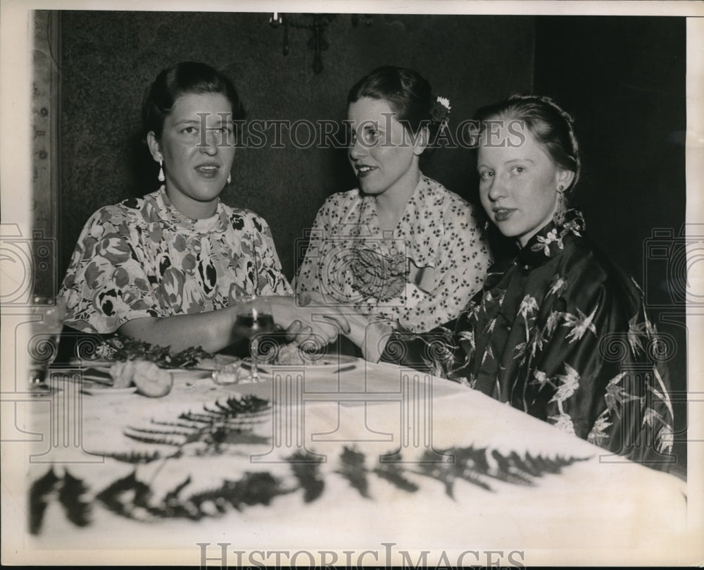 1936 Press Photo Pulitzer Winner Helen Beal congratulated by Laura Street
