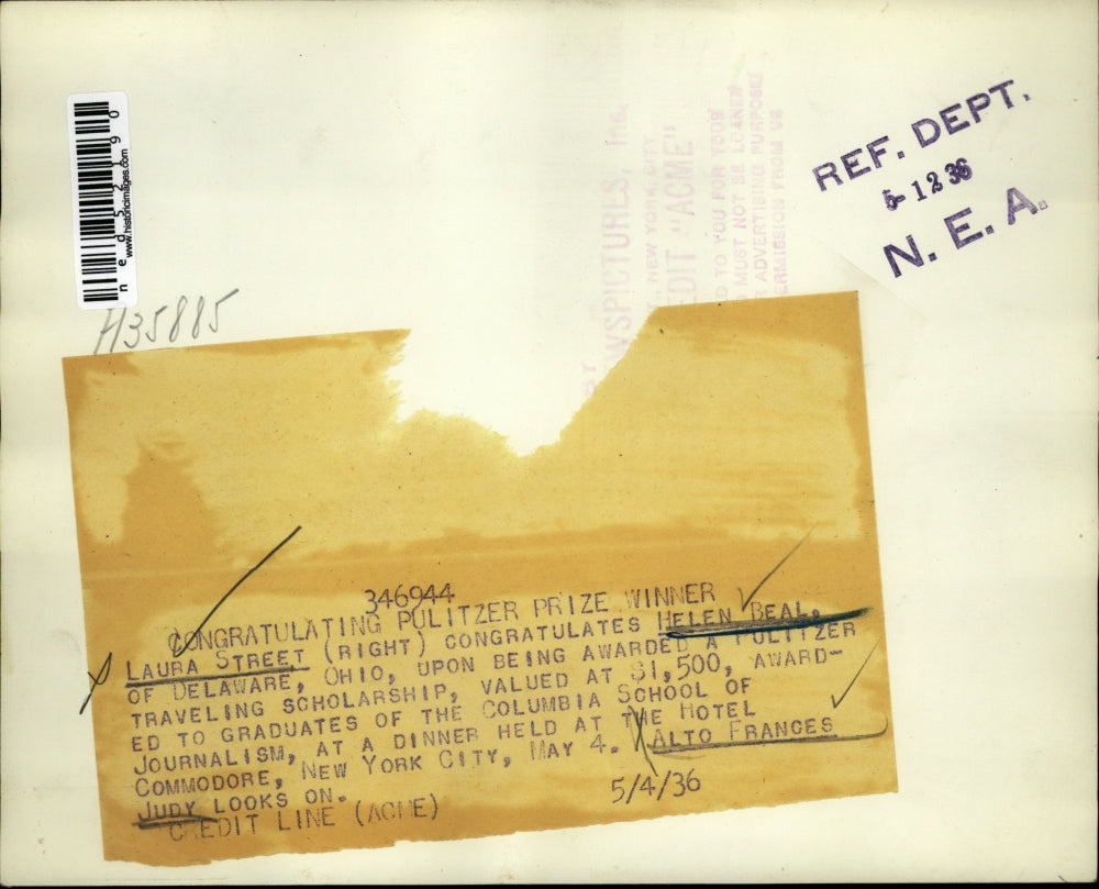 1936 Press Photo Pulitzer Winner Helen Beal congratulated by Laura Street