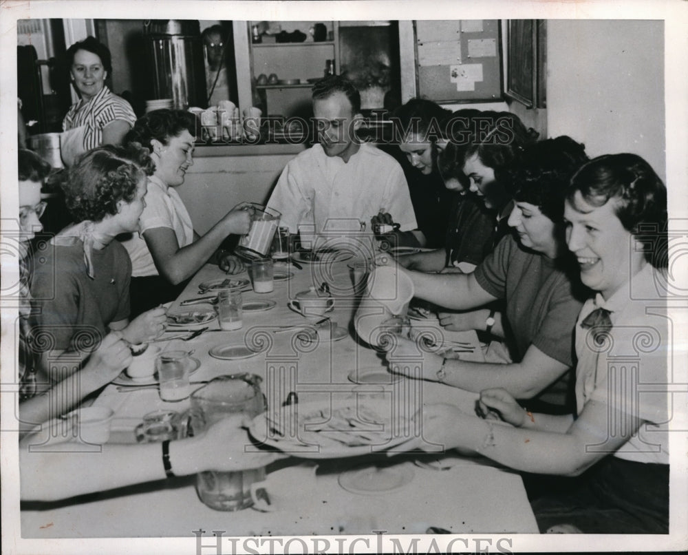 1952 Press PhotoRobert Sallen lone male student nurses at Everett Genreal Hosp.