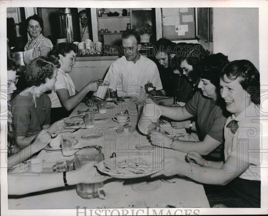 1952 Press PhotoRobert Sallen lone male student nurses at Everett Genreal Hosp.