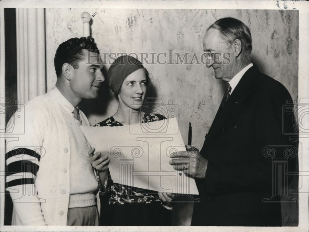 1932 Press Photo Northwestern Senior Class pledge to raise fund of a million