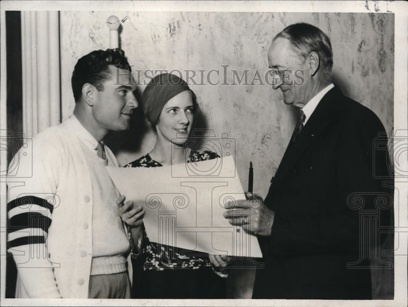 Load image into Gallery viewer, 1932 Press Photo Northwestern Senior Class pledge to raise fund of a million
