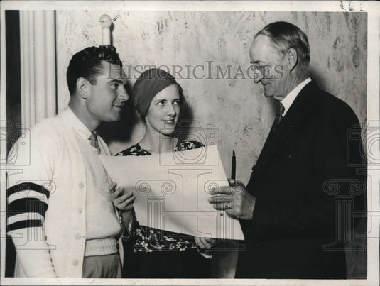 1932 Press Photo Northwestern Senior Class pledge to raise fund of a million