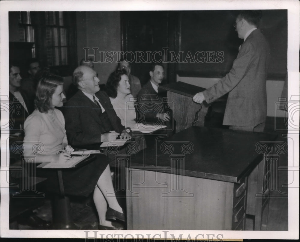 1945 Press Photo Lt. Col Perry N Shephard back at Hobart College School.
