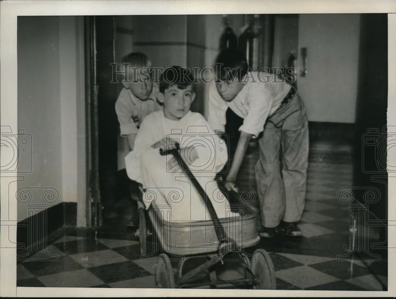 Load image into Gallery viewer, 1935 Press Photo Raymond Nuno on toy wagon with Javier &amp; Jorge to hospital
