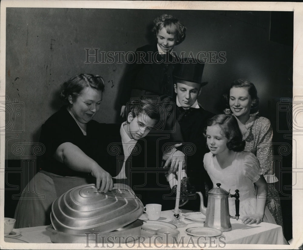 1949 Press Photo Dicken's Christmas Carol. Tycholski, Gambetro, Borso