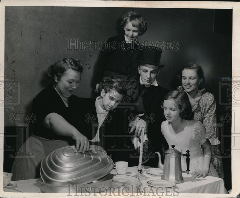 Load image into Gallery viewer, 1949 Press Photo Dicken's Christmas Carol. Tycholski, Gambetro, Borso

