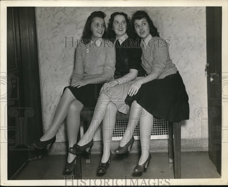 Load image into Gallery viewer, 1941 Press Photo Jean, Virginia &amp; Verne Cunningtom at Xmas show in Ohio
