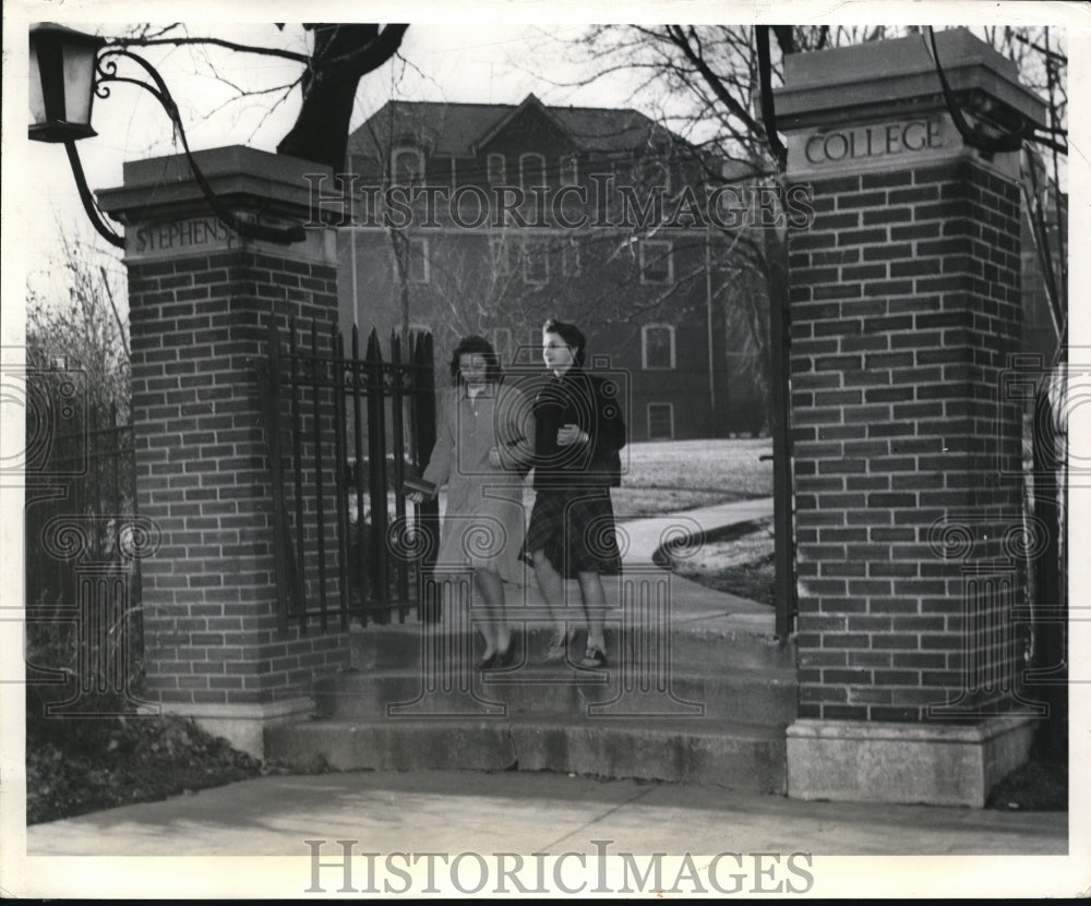 1941 Press Photo Louise Compo, Virginia Scheer Stephens College out shopping