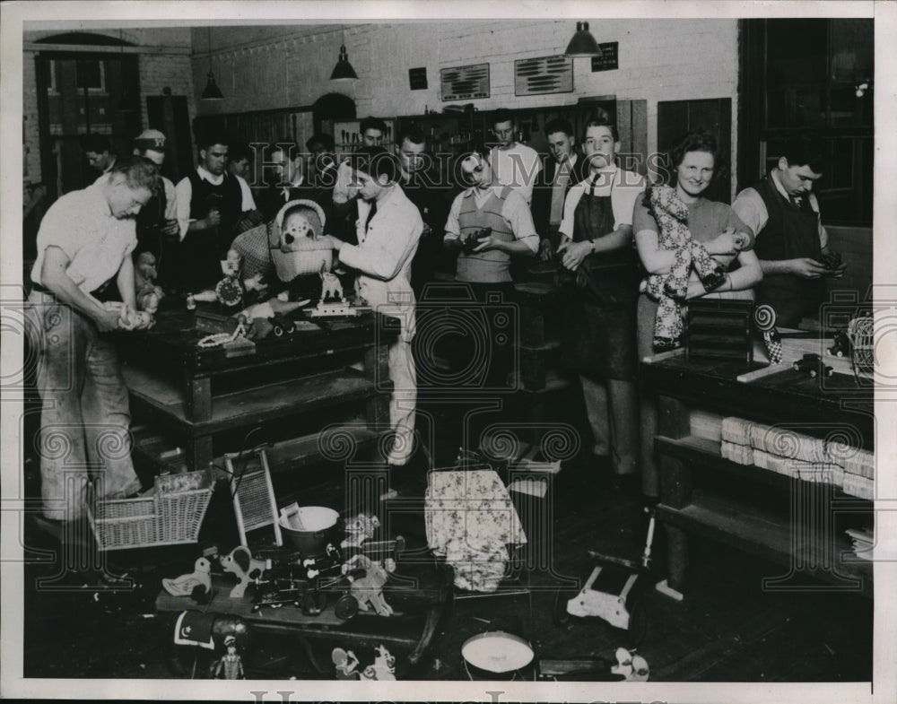 1935 Press Photo Industrial Arts students of Washington State Coll busy at work