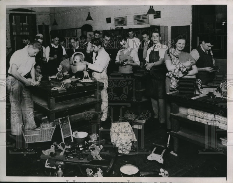 Load image into Gallery viewer, 1935 Press Photo Industrial Arts students of Washington State Coll busy at work
