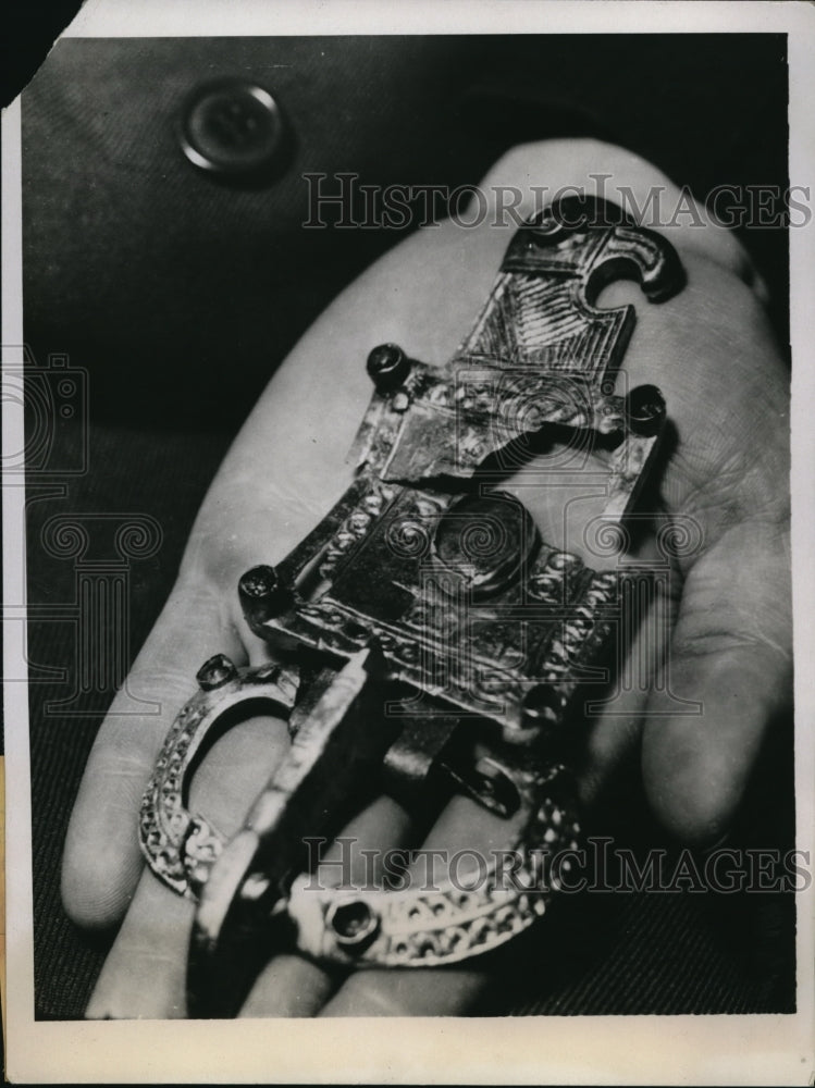 1934 Press Photo Univ of Pa Museum & Russian bronze belt buckel