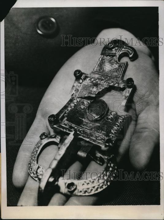 1934 Press Photo Univ of Pa Museum & Russian bronze belt buckel