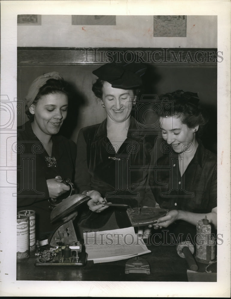 Load image into Gallery viewer, 1943 Press Photo Mrs. Harry Roscoe, Mrs Orkin and Mrs Daniel Imperial
