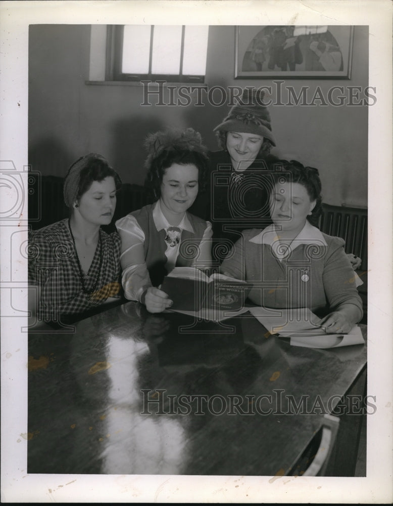 1943 Press Photo Mrs Henry Derwis, Miss Geo Strutz, Mrs Michael Lucak and