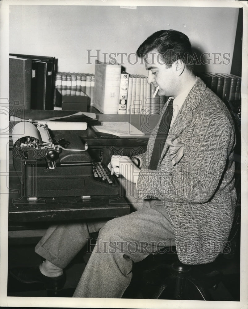 1941 Press Photo Ilya Laskoff, Music Editor For CBS Programs