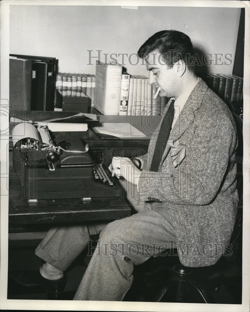 Load image into Gallery viewer, 1941 Press Photo Ilya Laskoff, Music Editor For CBS Programs
