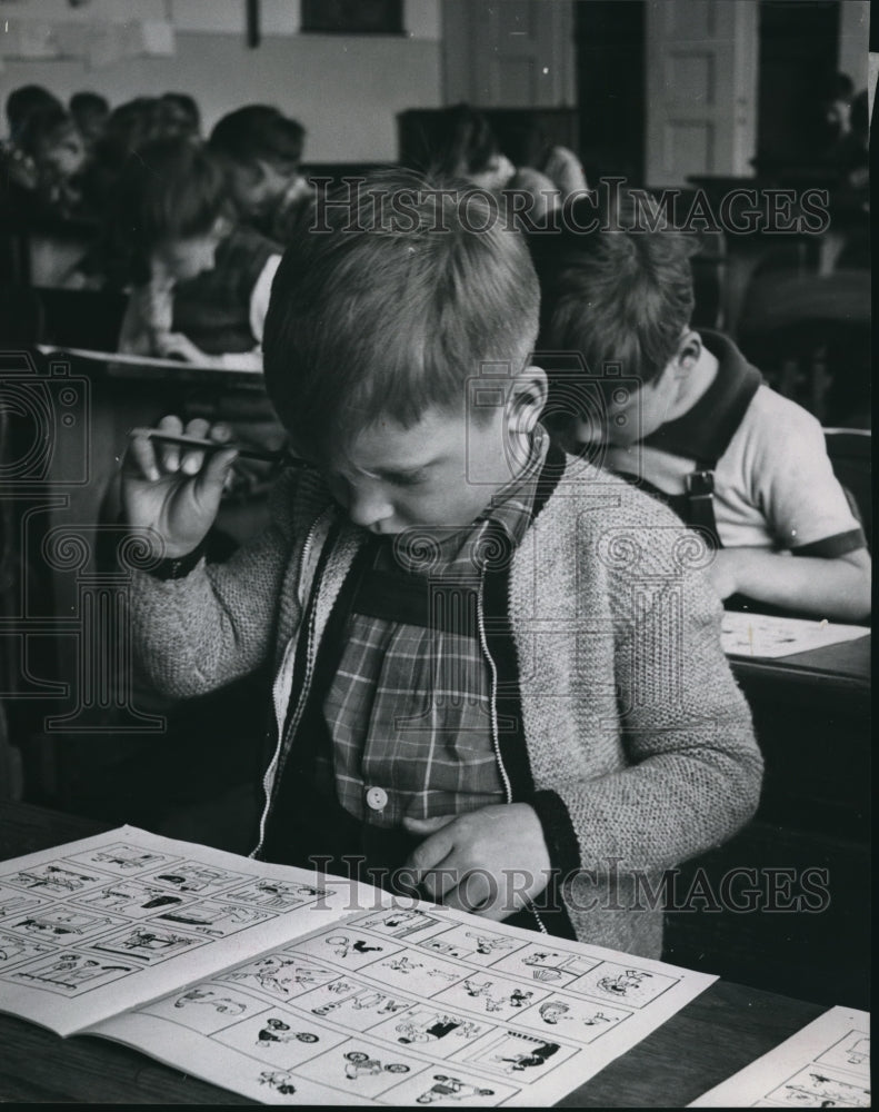 1952 Press Photo Youngters taking pre-entry selection Test at Munich School.