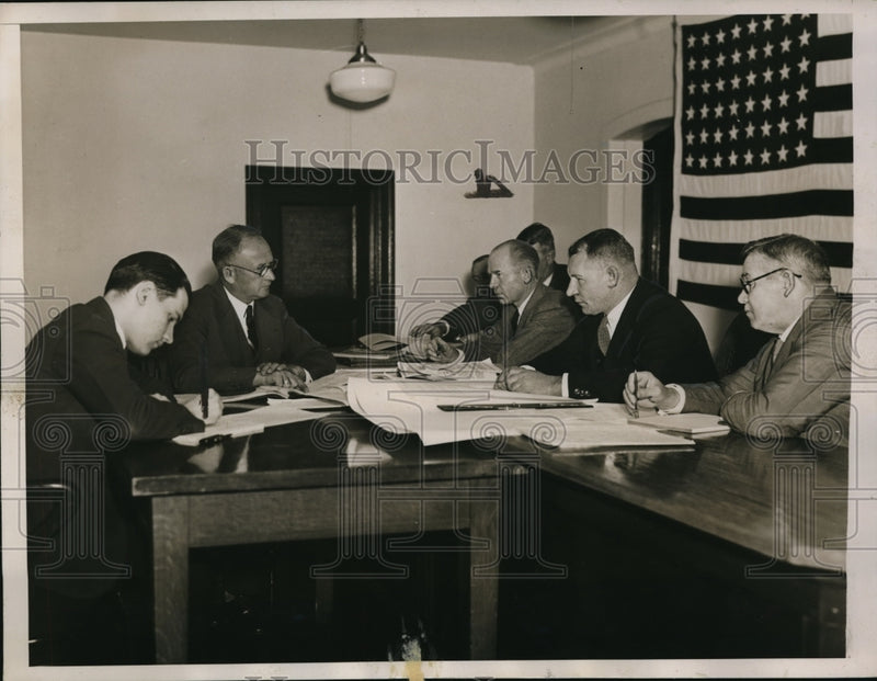 Load image into Gallery viewer, 1935 Press Photo Capt.E.W.Sundstorn testifes the Seambert Inspection Board.
