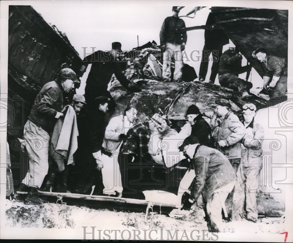1951 Press Photo Rescuers saving one of the injured from the train wreckage- Historic Images
