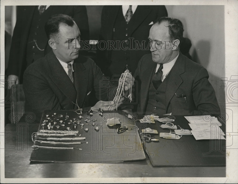 1932 Press Photo Joseph Filkoski of Cleveland, Police Looking Over Evidence
