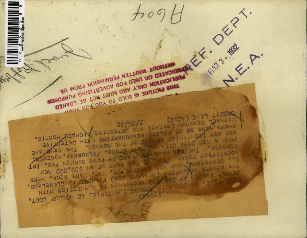 1932 Press Photo Joseph Filkoski of Cleveland, Police Looking Over Evidence