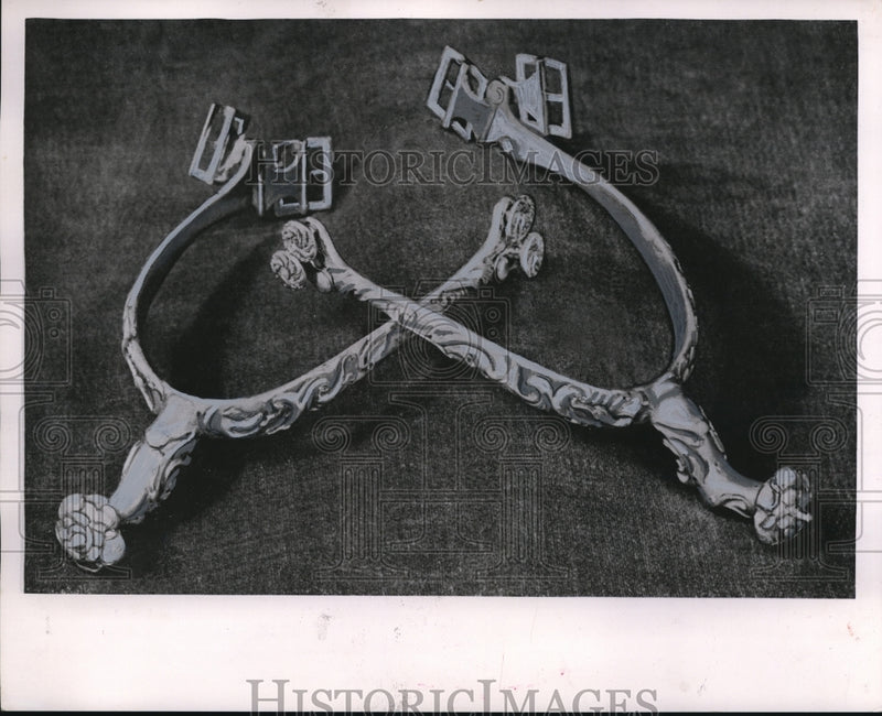 Load image into Gallery viewer, 1953 Press Photo Coronation regalia spurs in gold for English coronation
