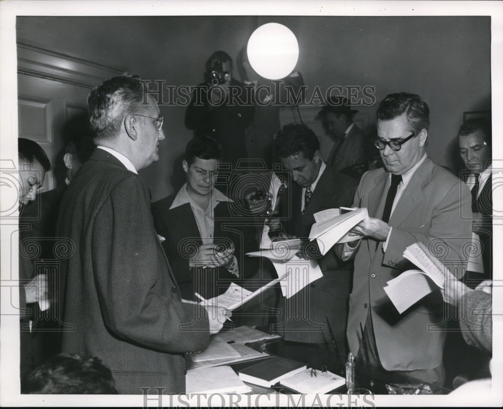 1950 Press Photo Joe Short, Truman's press sec talks to the press