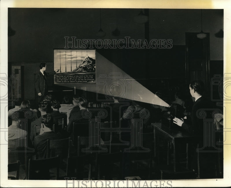 Load image into Gallery viewer, 1941 Press Photo Wayne University Detroit Mich ground school instruction
