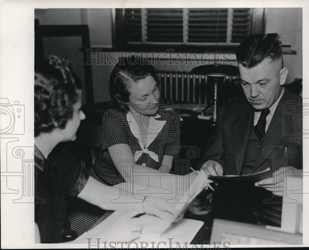 1939 Press Photo Teachers in Cleveland, Ohio, Schools plan radio broadcast