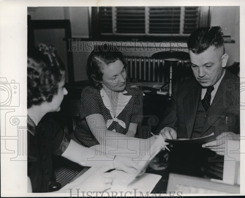 Load image into Gallery viewer, 1939 Press Photo Teachers in Cleveland, Ohio, Schools plan radio broadcast
