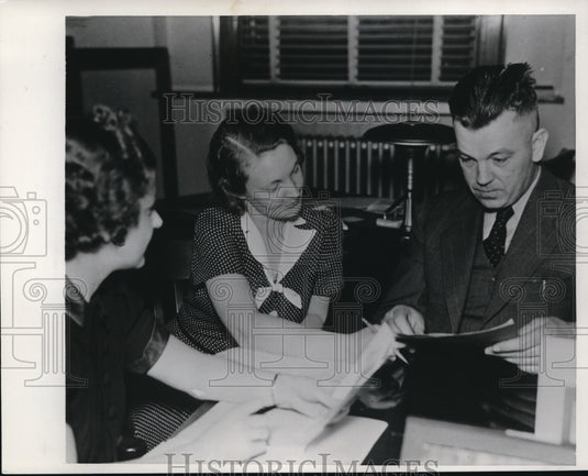 1939 Press Photo Teachers in Cleveland, Ohio, Schools plan radio broadcast