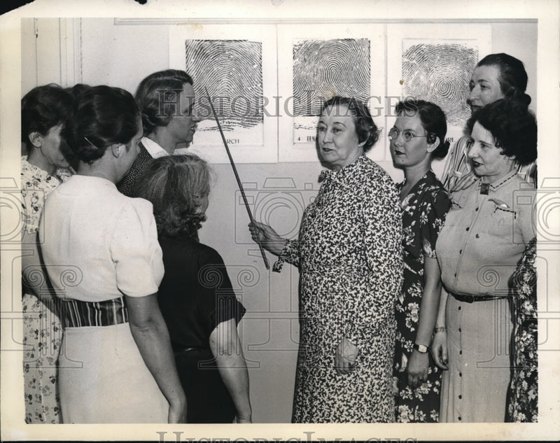 Load image into Gallery viewer, 1938 Press Photo NYC School of finger &amp; foot printing, ME Hamilton teaching
