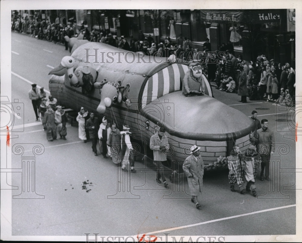 1957 Press Photo Noah&#39;s Ark parade float on Cleveland Ohio streets- Historic Images