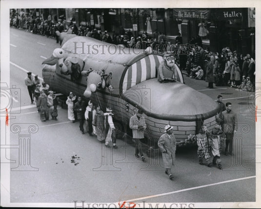 1957 Press Photo Noah's Ark parade float on Cleveland Ohio streets- Historic Images