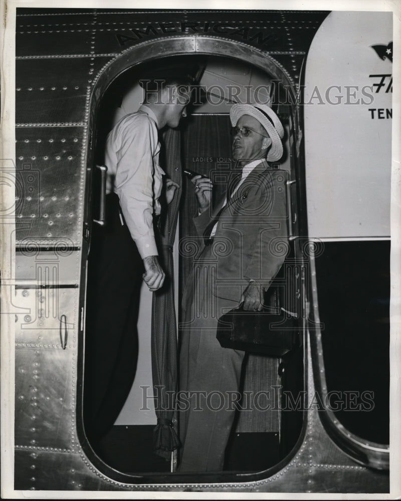 1940 Press Photo Nashville Detective Checks Fingerprints Where Steward Found
