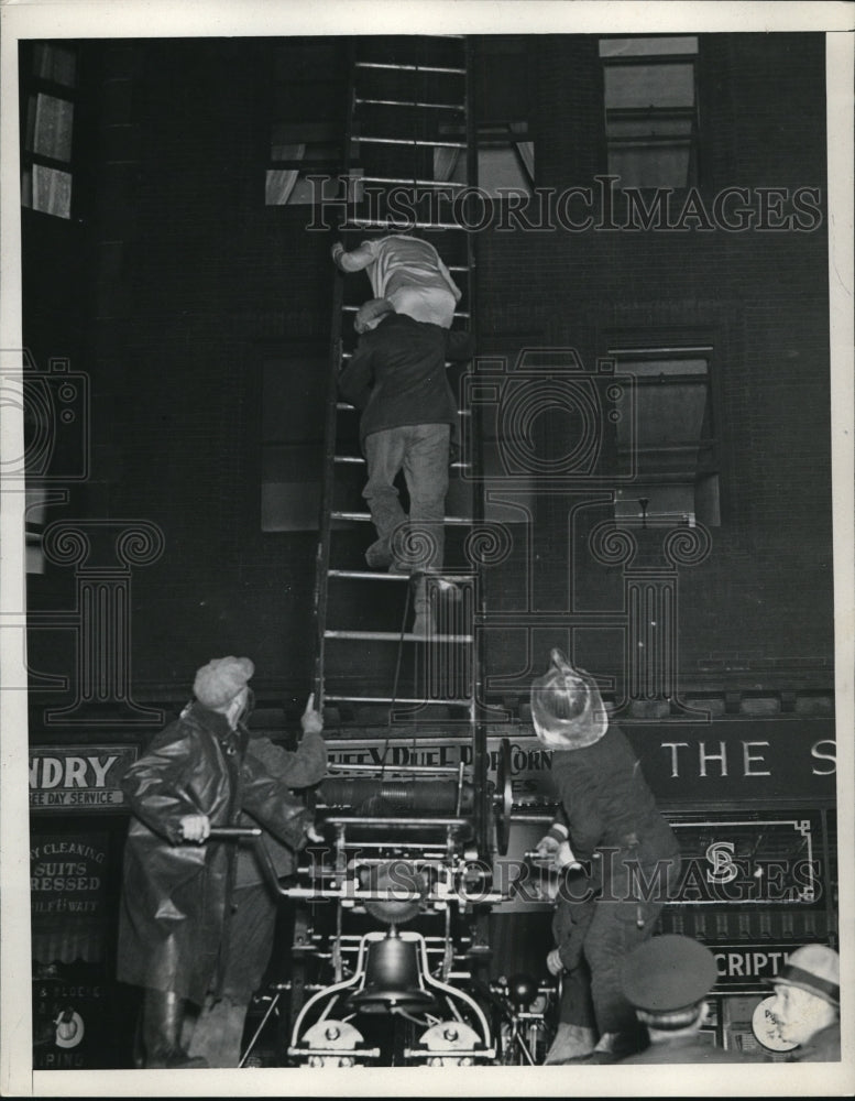 Load image into Gallery viewer, 1932 Press Photo Fire in Ellington Apartment, Cleveland, Ohio
