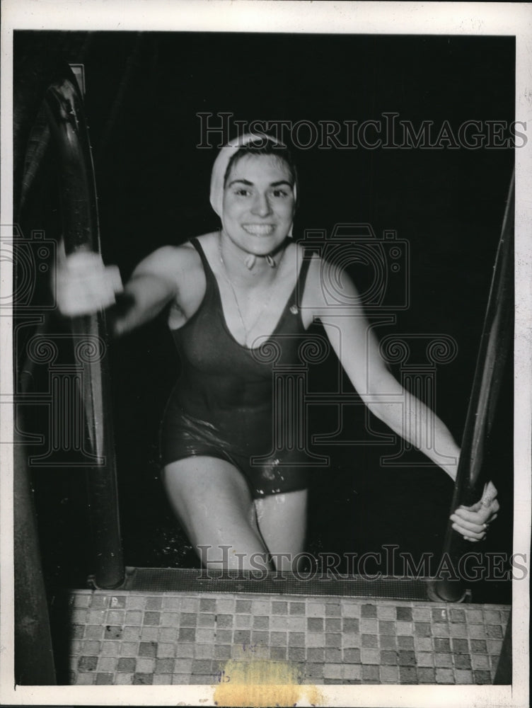 1945 Press Photo Clara Lamore Star Who Won Title Not Contested By Nancy Merki