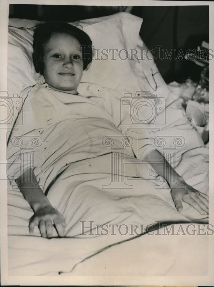 1936 Press Photo Margaret Stark in Hospital With Staples in Lungs