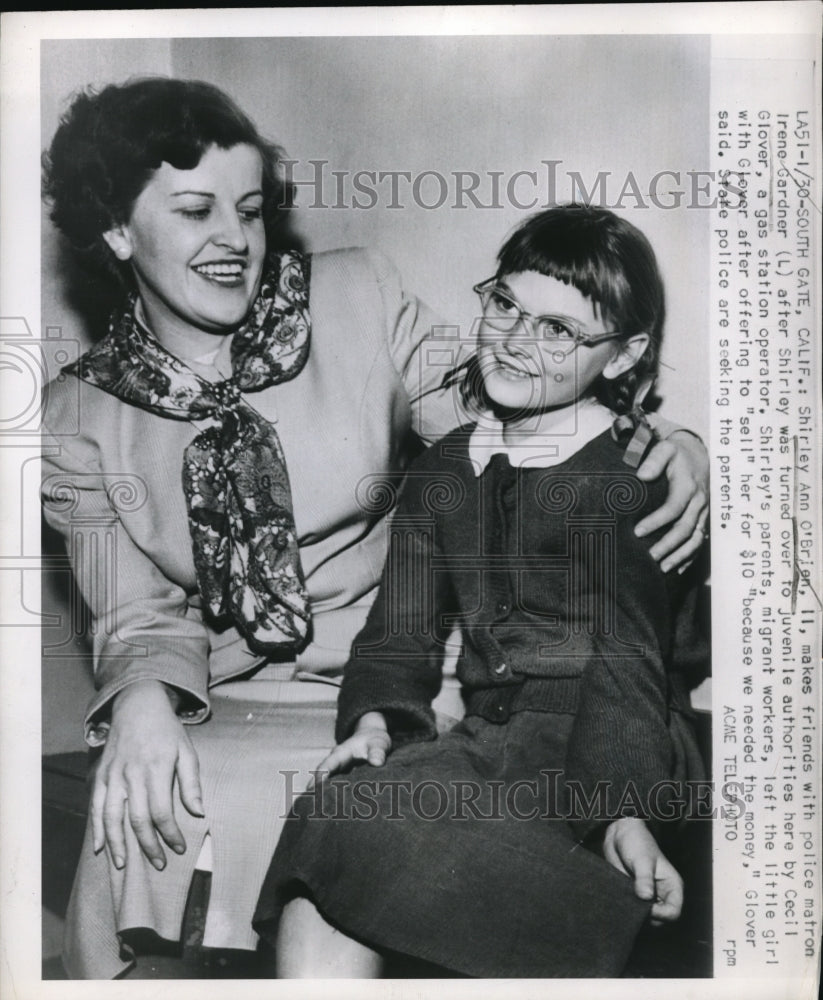 1951 Press Photo Shirley Ann O'Brien Makes Friends With Officer Irene Gardner