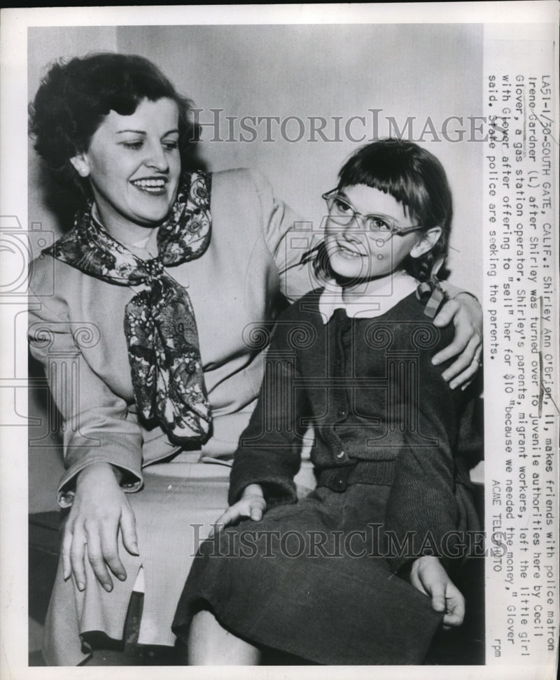 Load image into Gallery viewer, 1951 Press Photo Shirley Ann O'Brien Makes Friends With Officer Irene Gardner
