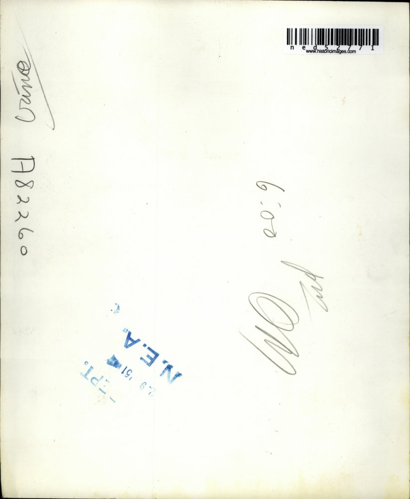 1951 Press Photo Shirley Ann O'Brien Makes Friends With Officer Irene Gardner